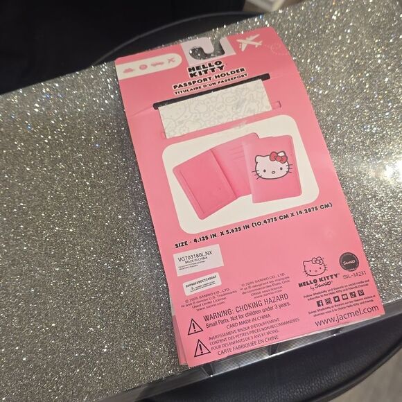 Hello Kitty Passport Wallet - Picture 12 of 12